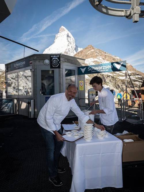 Taste-of-Zermatt_Events_Gondel-Fruehstueck-2017_16.jpg